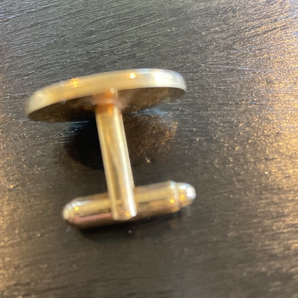 Two pairs of cufflinks.  Oval is silver Rectangle is gold tone - Picture 3 of 7